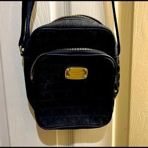 AUTHENTIC MICHEAL KORS…Re-poshing MK signature webbing flight crossbody bag.
